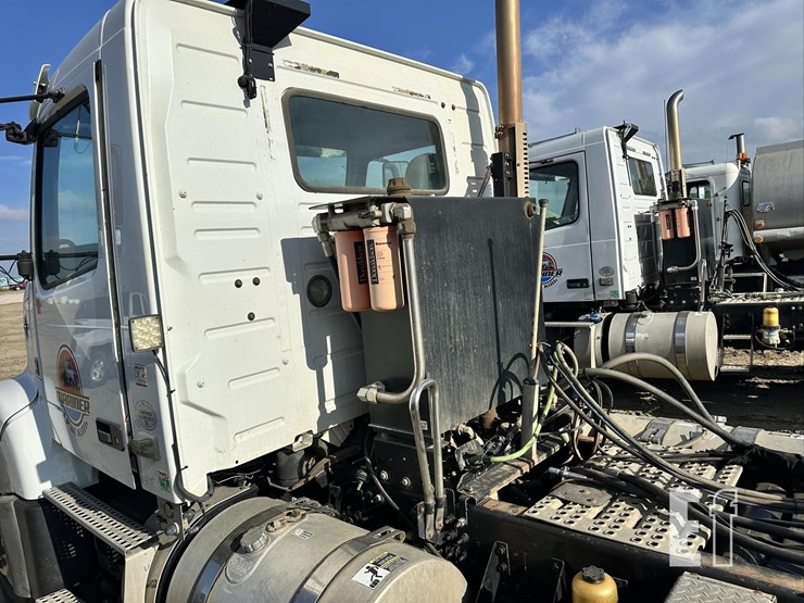 2014-volvo-vhd84ft200-image-34