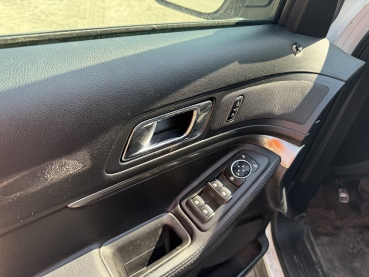 2016-ford-explorer-image-22