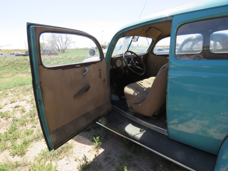 1937-ford-tudor-deluxe-sedan-image-19