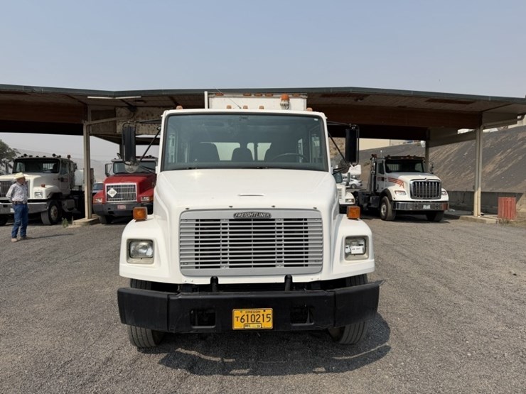 2002-freightliner-fl70-image-8