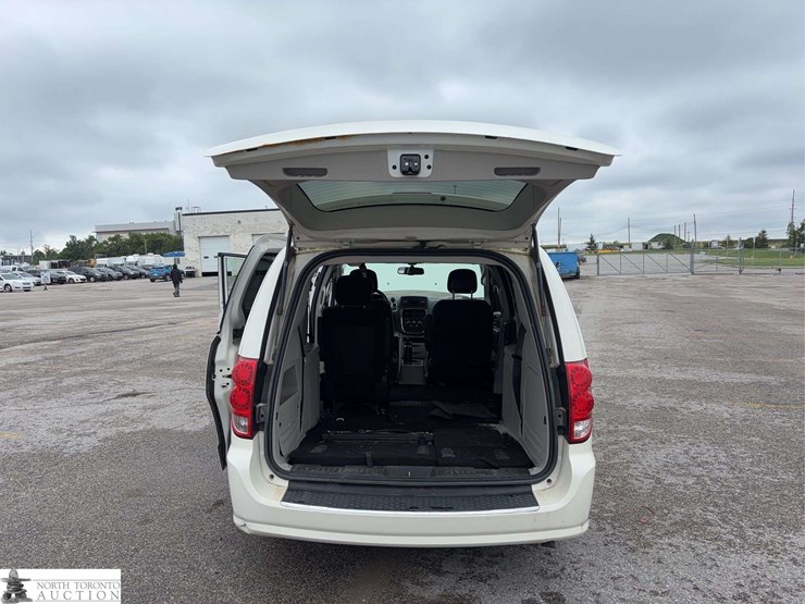 2013-dodge-grand-caravan-sxt-image-17