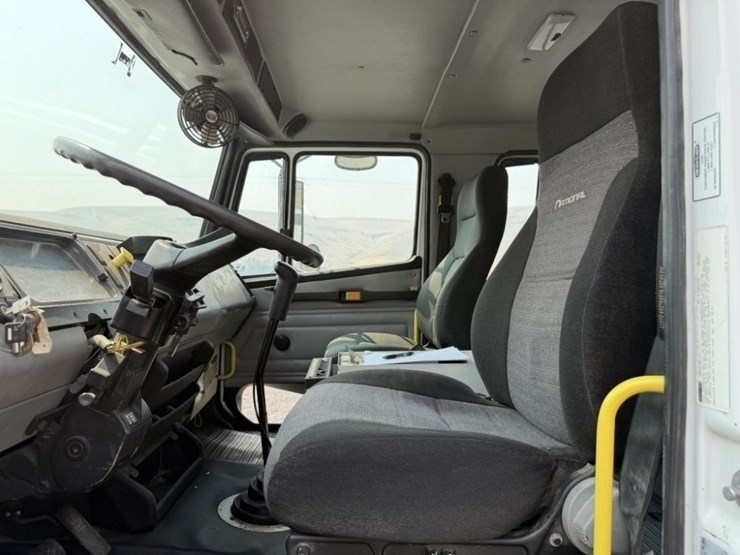 2002-freightliner-fl70-image-48