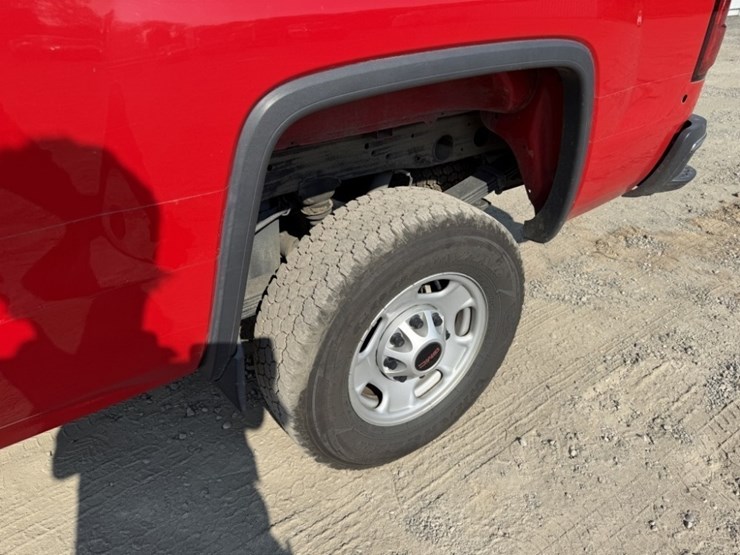 2016-gmc-sierra-2500-crew-cab-4x4-pickup-image-11