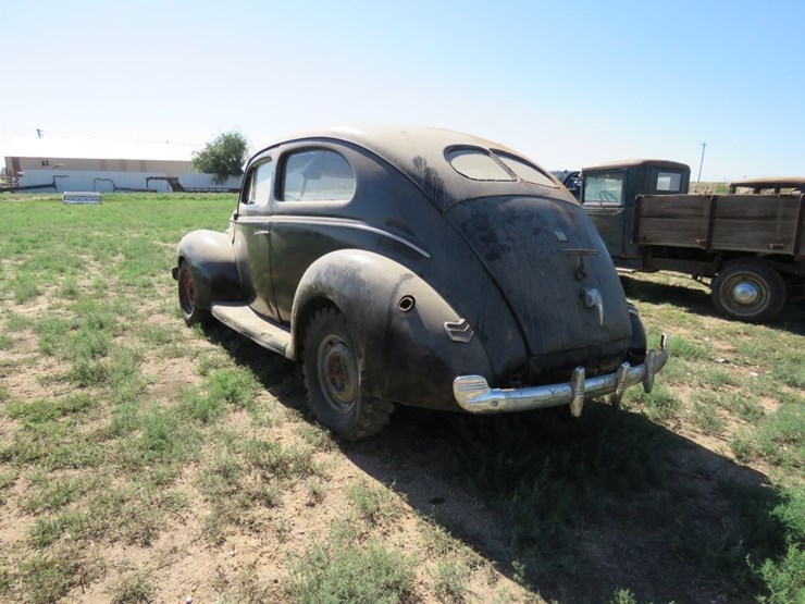 1940-ford-tudor-deluxe-sedan-image-4