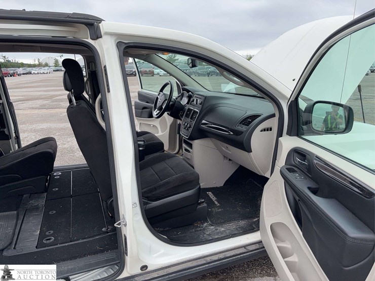 2013-dodge-grand-caravan-sxt-image-19