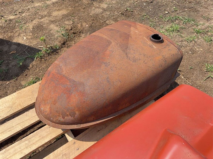 farmall-grille,-hood,-and-fuel-tank-image-7