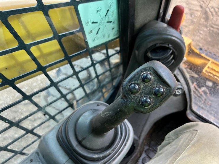 2017-caterpillar-262d-image-26