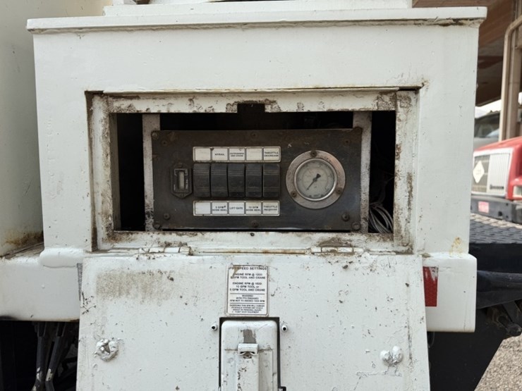 2002-freightliner-fl70-image-22