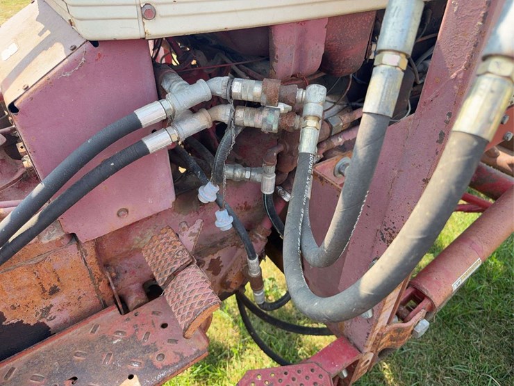 farmall-340-gas-with-loader-image-24