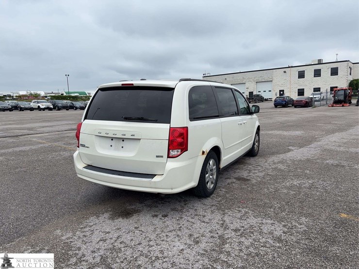 2013-dodge-grand-caravan-sxt-image-5