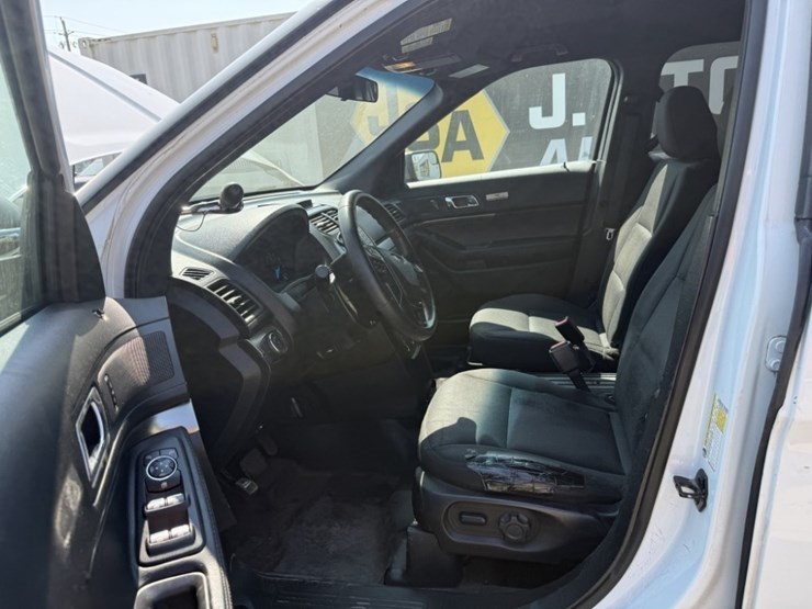 2016-ford-explorer-image-19