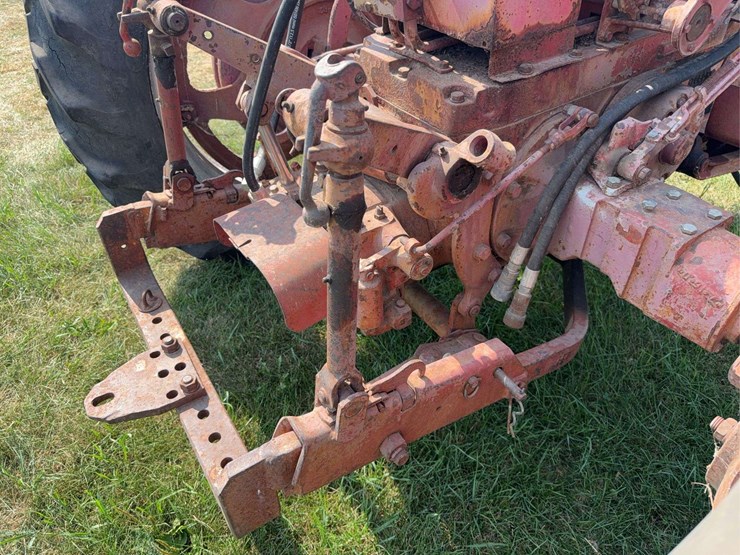 farmall-340-gas-with-loader-image-36