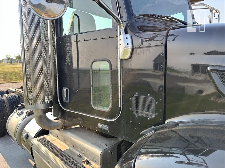 2012-peterbilt-386-image-28