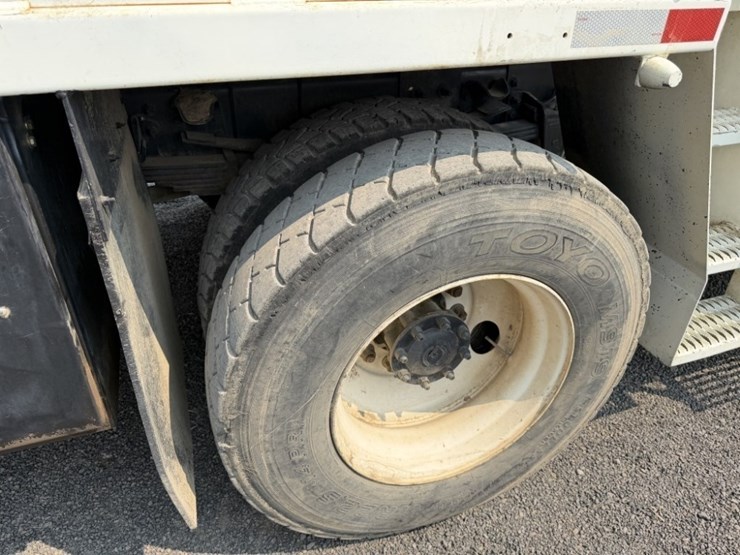 2002-freightliner-fl70-image-43
