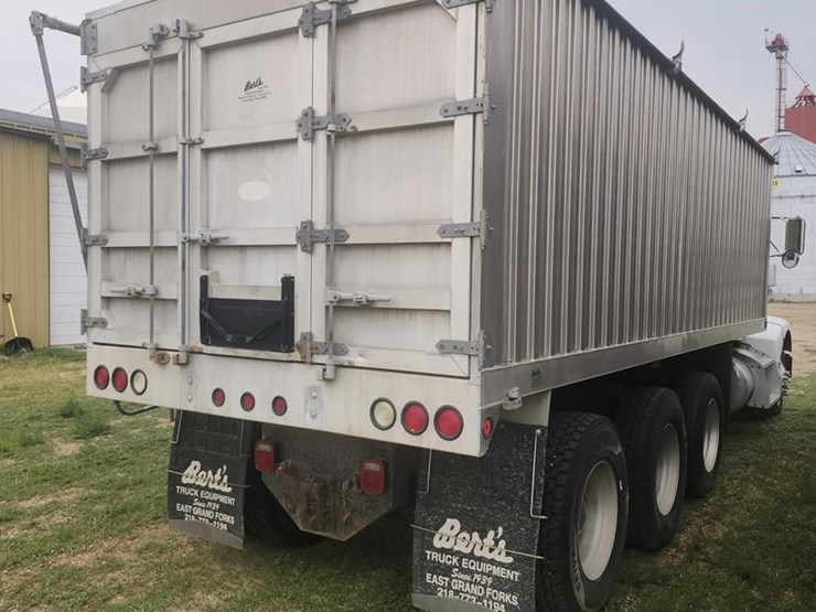 1999-peterbilt-385-image-3