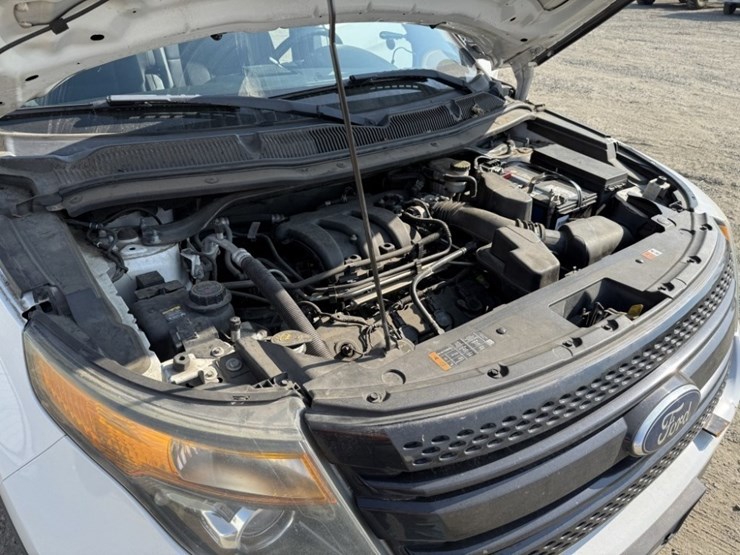 2015-ford-explorer-image-17