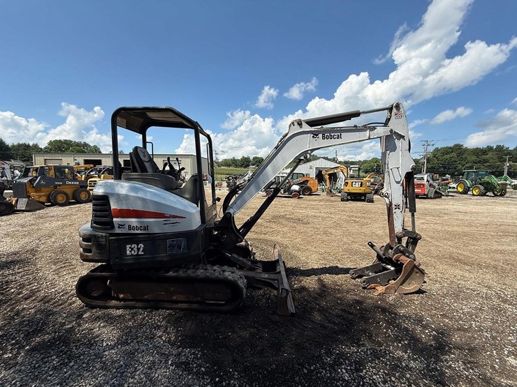 2015-bobcat-e32-image-5