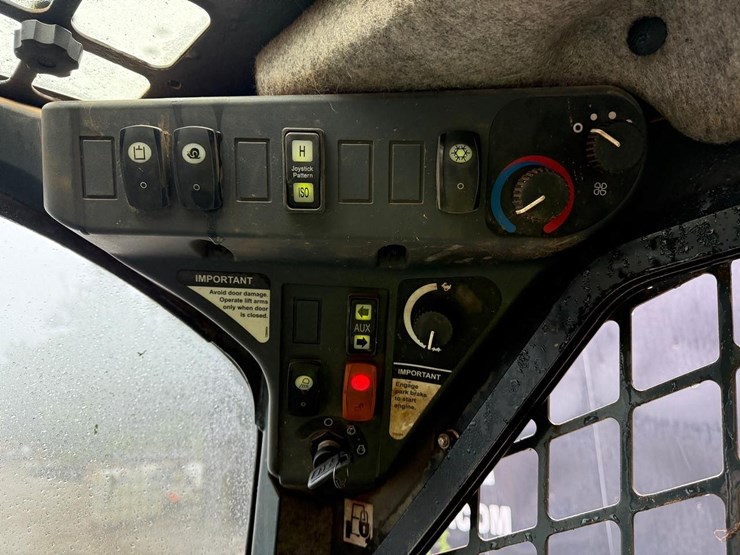 2012-deere-323d-image-21