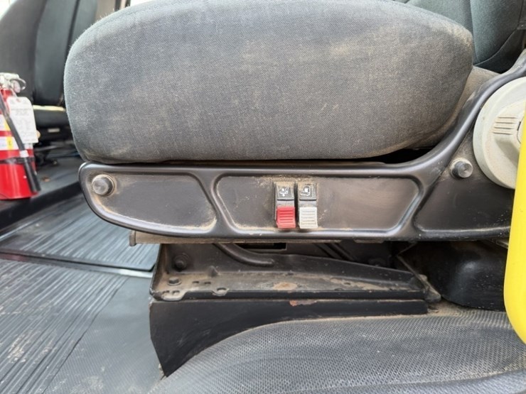 2002-freightliner-fl70-image-60