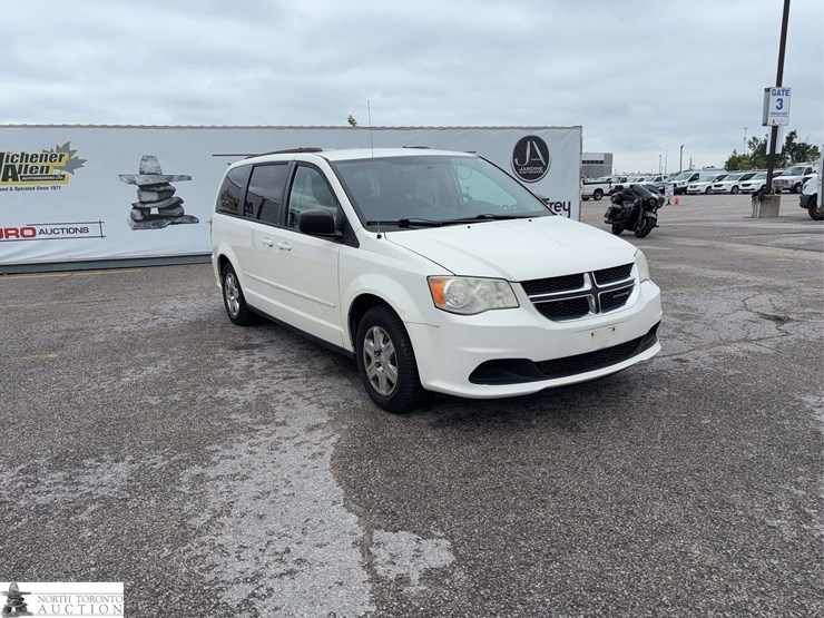 2013-dodge-grand-caravan-sxt-image-3