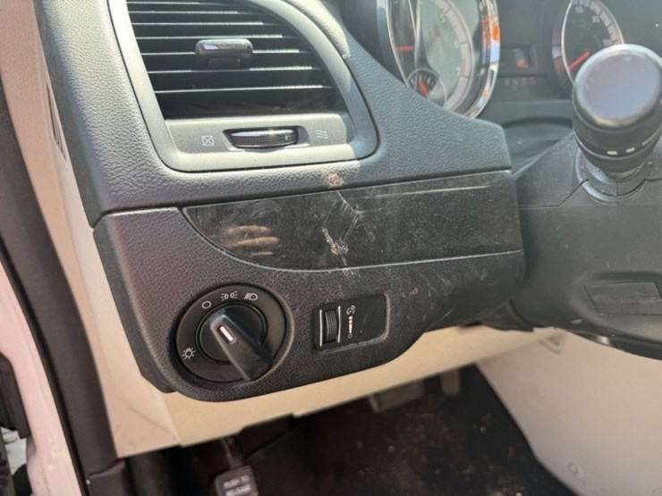 2015-dodge-grand-caravan-image-24