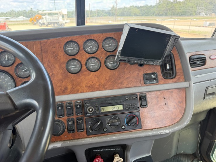2008-peterbilt-365-image-18