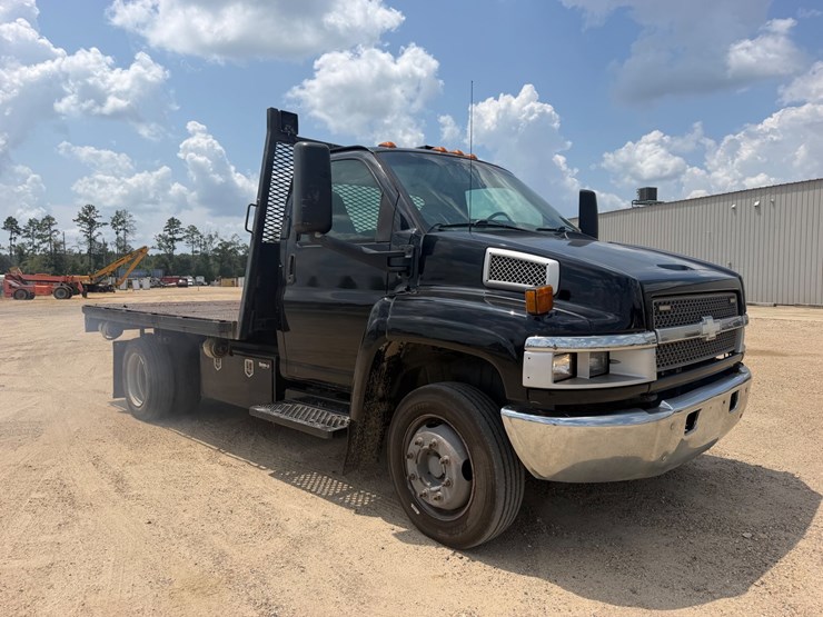 #125-•-2003-cheverolet-4500c-flatbed-truck-image-1