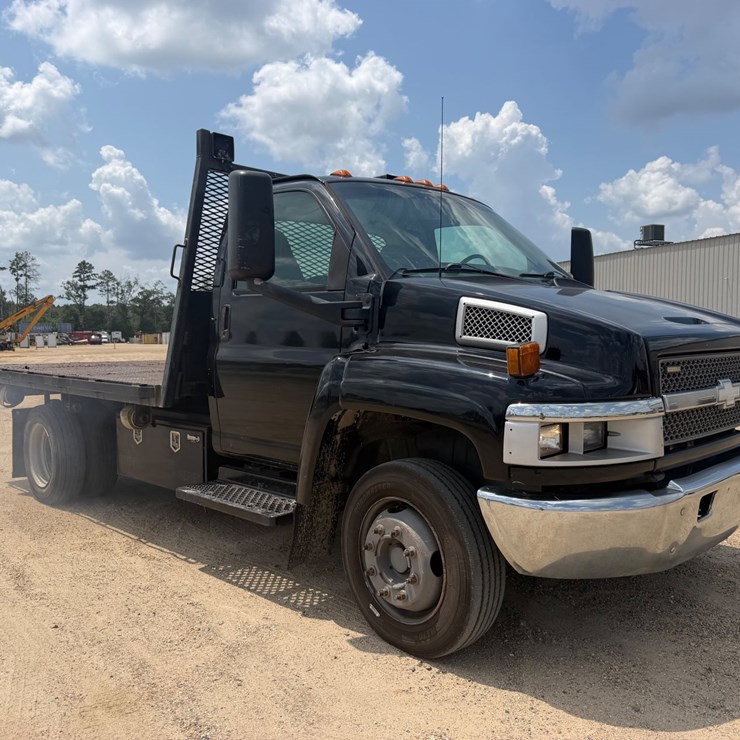 #125 • 2003 CHEVEROLET 4500C FLATBED TRUCK