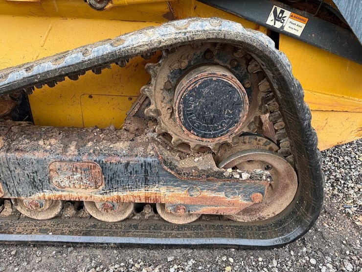 2012-deere-323d-image-18