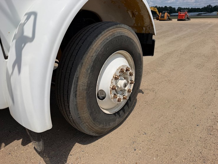 2008-peterbilt-365-image-6