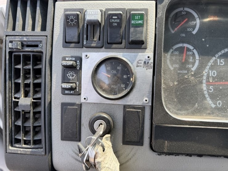 2002-freightliner-fl70-image-50