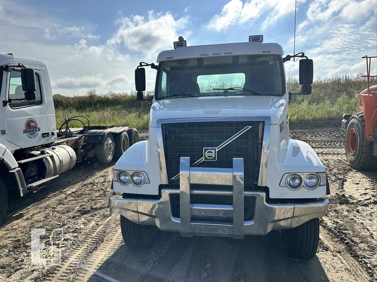 2014-volvo-vhd84ft200-image-3