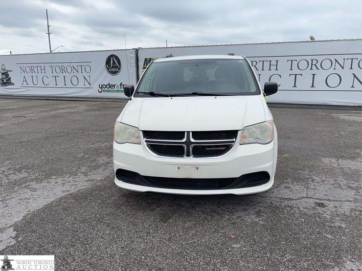 2013-dodge-grand-caravan-sxt-image-2