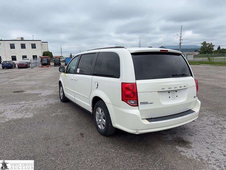 2013-dodge-grand-caravan-sxt-image-7