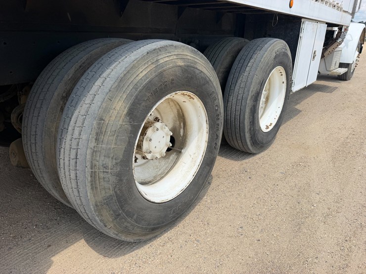 2008-peterbilt-365-image-5