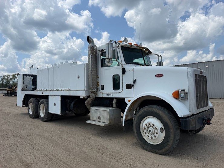 2008-peterbilt-365-image-1