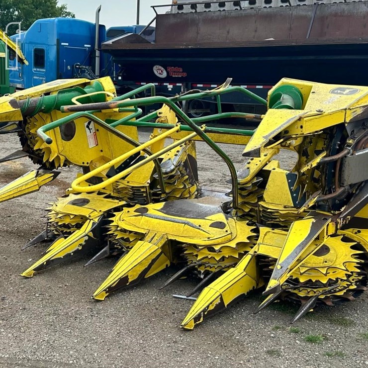 2003 JOHN DEERE 686
