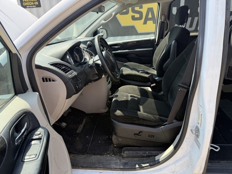 2015-dodge-grand-caravan-image-19