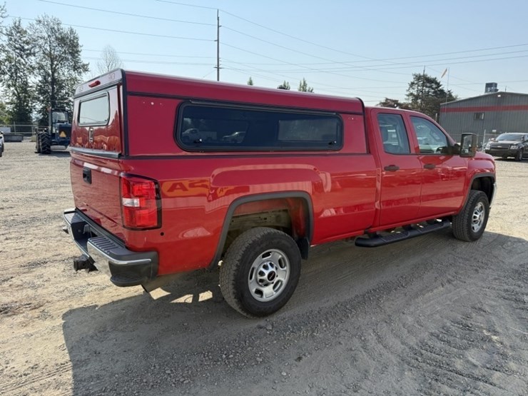 2016-gmc-sierra-2500-crew-cab-4x4-pickup-image-4