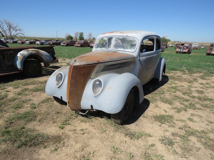 1937-ford-slant-back-tudor-sedan-image-3