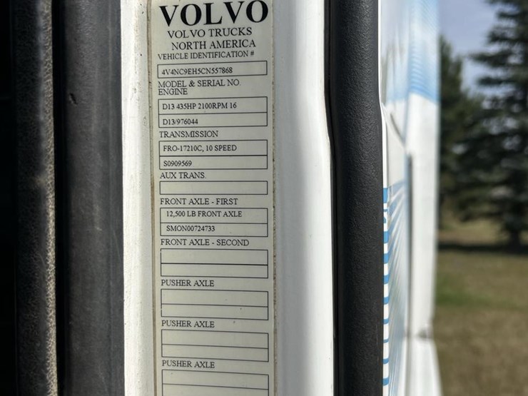 2012-volvo-vnl64t670-image-13