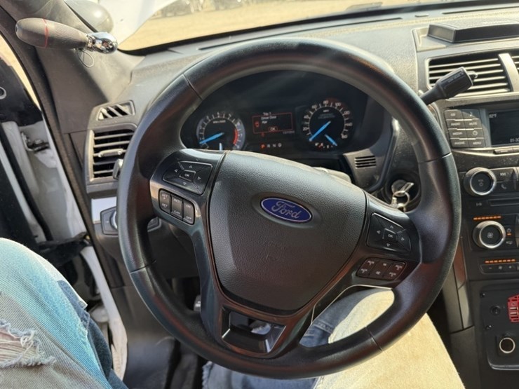 2016-ford-explorer-image-23