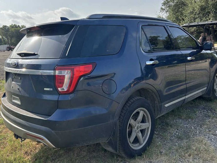 2016-ford-explorer-xlt-image-4