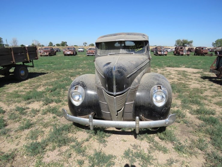 1940-ford-tudor-deluxe-sedan-image-2