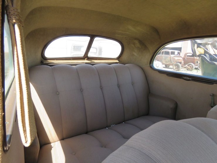 1937-ford-tudor-deluxe-sedan-image-12