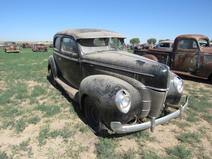 1940-ford-tudor-deluxe-sedan-image-1
