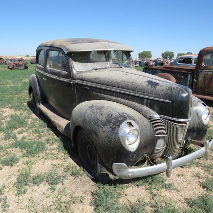 1940 Ford Tudor Deluxe Sedan