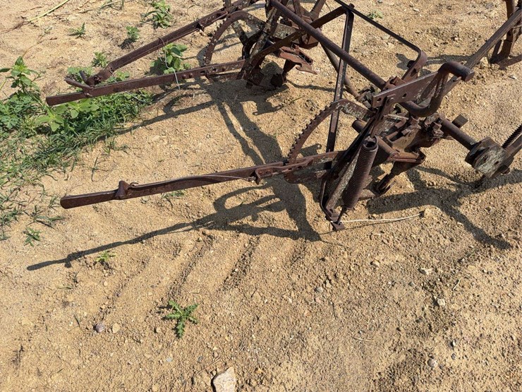 international-harvester-221-mounted-cultivator-image-12