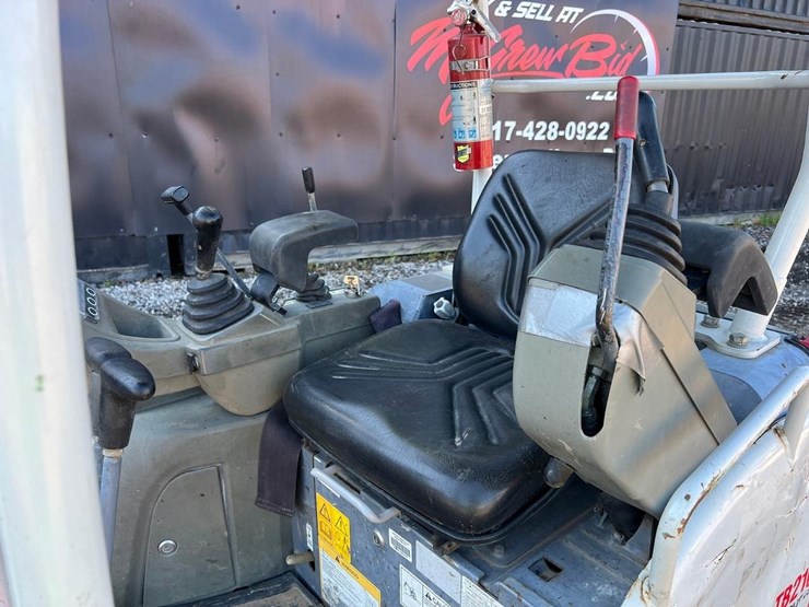 2017-takeuchi-tb216-image-17