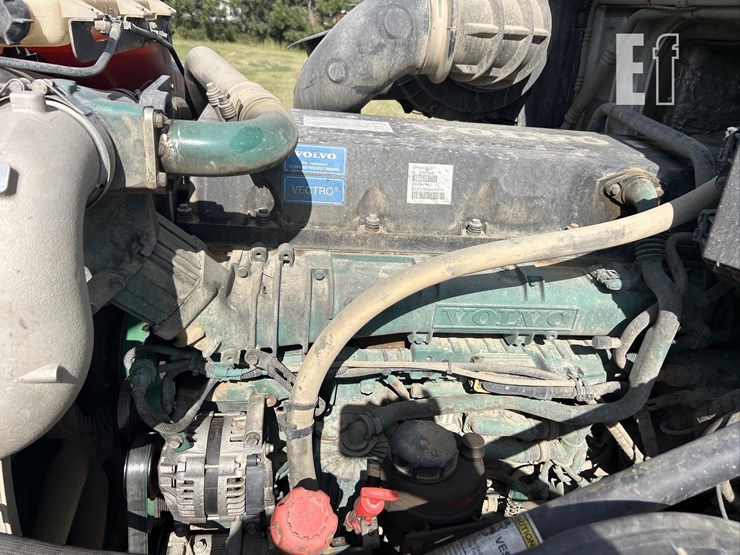 2012-volvo-vnl64t670-image-37